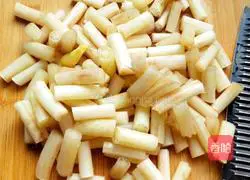 Illustration of how to make lemon pickled pepper and lotus root strips 4