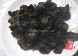 Illustration of how to make scallion oil, fungus and broccoli 2