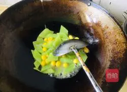 Illustration of how to stir-fry lettuce and ginkgo 10