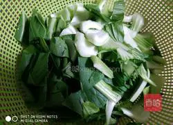 Illustration of how to stir-fry Shanghai greens with garlic 1