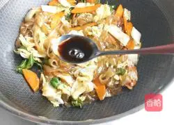 Illustration of how to make carrot and cabbage vermicelli 8