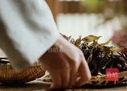 Chinese toon fish‖ Illustration of how to take a sip of Chinese toon and a sip of tea when Grain Rain falls 1