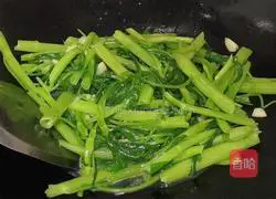 Illustration of how to make stir-fried water spinach 6