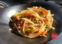 Illustration of how to mix green and red peppers with shredded potatoes 8