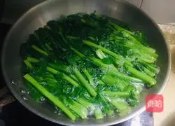 Illustration of how to make stir-fried radish leaves 2