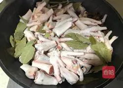 Illustration of homemade cold chicken feet 3