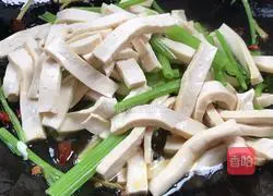 Illustration of how to stir-fry dried tofu with celery 7
