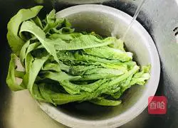 Illustration of how to make sea rice, salted egg and bamboo shoot leaf soup 1