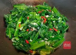 Illustration of how to stir-fry lettuce leaves in olive oil 5