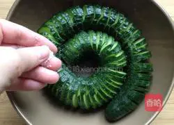 Illustration of how to make cold coir raincoat cucumber 4