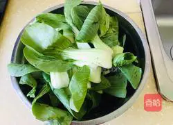 Illustration of how to stir-fry rapeseed with mushrooms 3