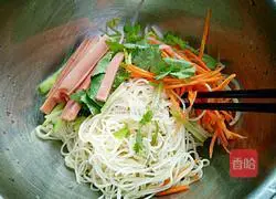 Illustration of how to make saliva cold noodles 12