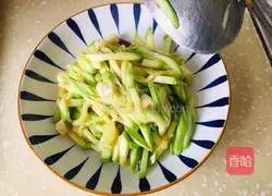 Illustration of how to make vinegar-coated zucchini shreds 8