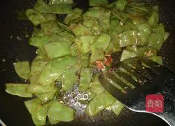 Illustration of how to make stir-fried moth beans 9