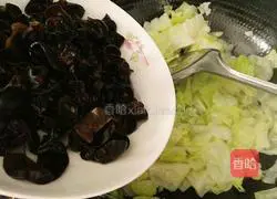 Illustration of how to make fried fungus with cabbage 7