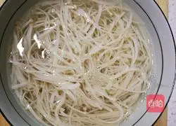 Illustration of how to make cold enoki mushrooms 4
