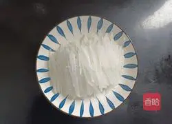  Cold scallion oil and radish Illustration of how to make silk 2