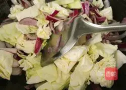 Illustration of how to stir-fry lotus white onions 7