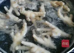 Illustration of how to make spicy braised chicken feet 4