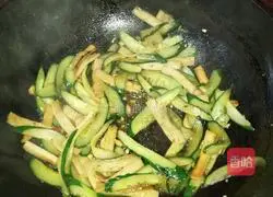 Illustration of how to make fried cucumber with fish cakes 8