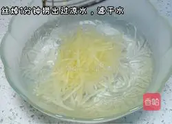 Illustration of how to skillfully mix bean sprouts 2