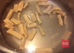 Illustration of how to make celery and yuba salad 2