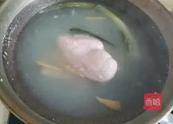 Illustration of how to make cold shredded chicken 3