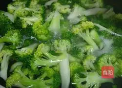 Illustration of how to make garlic broccoli 6