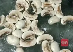 Stir-fried broccoli and mushrooms Illustration of how to do it 5