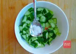 Illustration of how to make cucumber mixed with dried beans 5