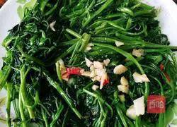 Illustration of how to make garlic water spinach 8