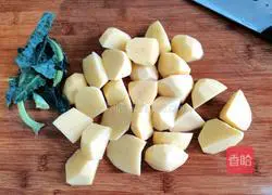 Illustration of how to make olive oil roasted potatoes 2