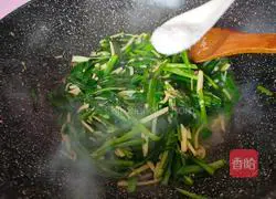 Illustration of how to make fried leeks with shredded bamboo shoots 9