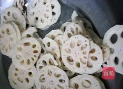 Illustration of how to make sweet and sour lotus root slices 1