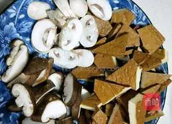 Illustration of how to make stir-fried vegetables with fragrant dried vegetables 5