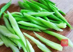 Illustration of how to make pan-fried celery and walnut kernels 2