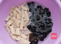 Illustration of how to stir-fry fungus with bean curd and green pepper 2