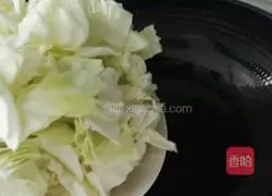 Illustration of how to stir-fry cabbage and fungus 5