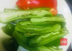 Illustration of how to stir-fry green beans with shredded green and red peppers 4