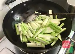 Illustration of how to make stir-fried loofah 5