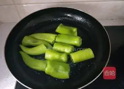 Illustration of how to braise peppers in sauce 5