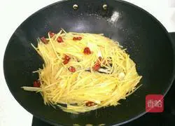 Illustration of how to make spicy potato shreds 8