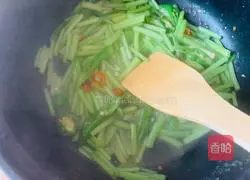 Illustration of how to stir-fry sweet potato stems with green pepper 6