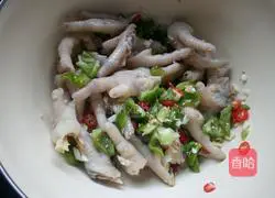 Illustration of how to make cold chicken feet 17