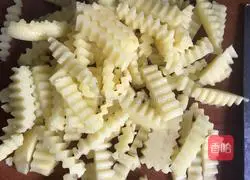 Illustration of how to make spicy wolf tooth potato chips 2