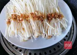 Illustration of how to steam enoki mushrooms with garlic vermicelli 7