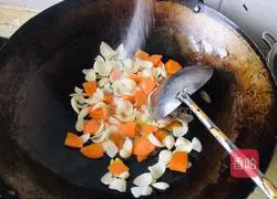 Illustration of how to stir-fry carrots and lilies 6