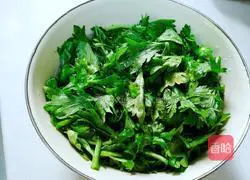 Illustration of how to make steamed celery leaves 2