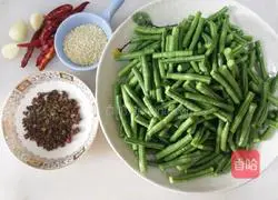 Illustration of how to make cold spicy cowpeas 1