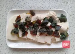 Olive oil Illustration of how to make preserved eggs mixed with tofu 7